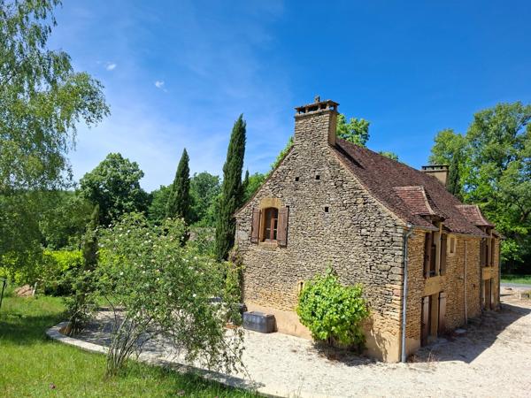 Propriété de caractère avec deux maisons en pierre sur plus de 9 hectares aux portes de Sarlat – Périgord Noir