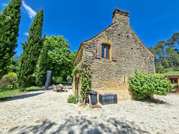 Propriété de caractère avec deux maisons en pierre sur plus de 9 hectares aux portes de Sarlat – Périgord Noir