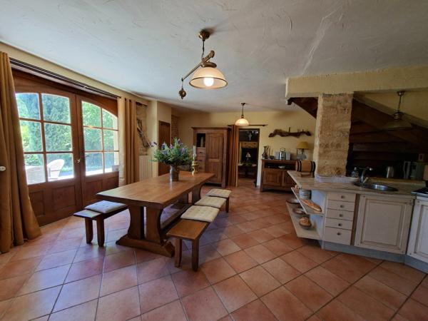 Propriété de caractère avec deux maisons en pierre sur plus de 9 hectares aux portes de Sarlat – Périgord Noir