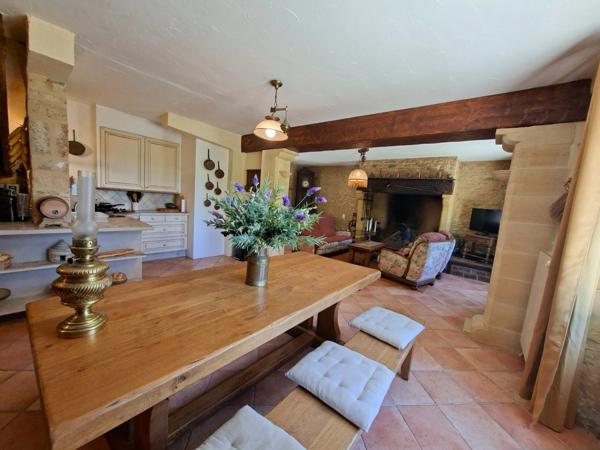 Propriété de caractère avec deux maisons en pierre sur plus de 9 hectares aux portes de Sarlat – Périgord Noir