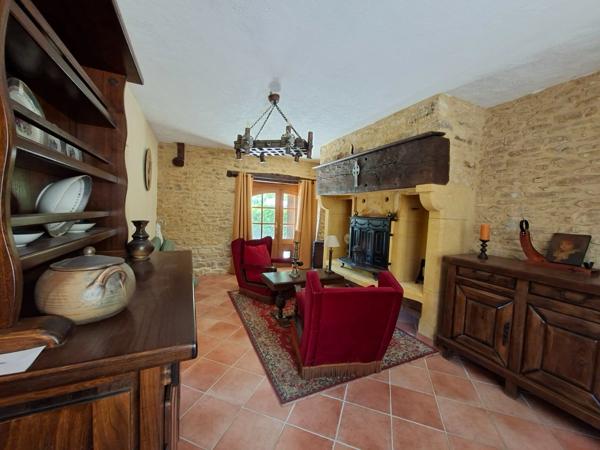 Propriété de caractère avec deux maisons en pierre sur plus de 9 hectares aux portes de Sarlat – Périgord Noir