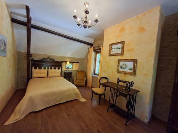 Propriété de caractère avec deux maisons en pierre sur plus de 9 hectares aux portes de Sarlat – Périgord Noir