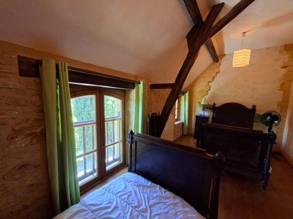 Propriété de caractère avec deux maisons en pierre sur plus de 9 hectares aux portes de Sarlat – Périgord Noir