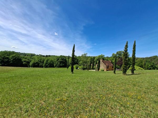 Propriété de caractère avec deux maisons en pierre sur plus de 9 hectares aux portes de Sarlat – Périgord Noir
