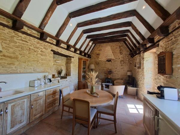 Propriété de caractère avec deux maisons en pierre sur plus de 9 hectares aux portes de Sarlat – Périgord Noir