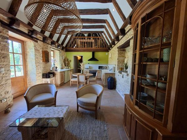 Propriété de caractère avec deux maisons en pierre sur plus de 9 hectares aux portes de Sarlat – Périgord Noir