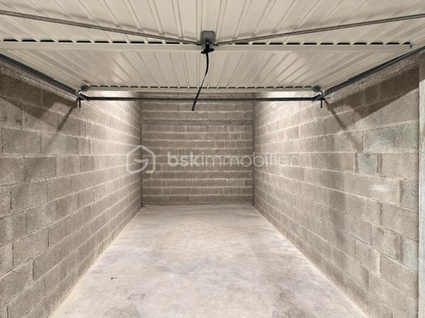 ANNECY-LE-VIEUX – PETIT PORT – GARAGE EN SOUS-SOL SÉCURISÉ

À vendre, garage fermé de 14,44 m², idéalement situé rue de Verdun à Annecy-le-Vieux (74940), au sein de la Villa Eugenia, résidence récente de standing Franco-Suisse.
Un emplacement particulièrement recherché, dans le secteur du Petit Port et à quelques mètres du lac d’Annecy.
Situé en sous-sol sécurisé de la résidence, ce garage bénéficie de belles dimensions : 2,75 m de largeur × 5,25 m de longueur, ainsi que d'une hauteur sous plafond exceptionnelle d'environ 3,50 m.
Cette hauteur offre un véritable potentiel supplémentaire avec la possibilité de créer une mezzanine de rangement, tout en conservant l'espace de stationnement au sol.
Le garage dispose également de l'électricité, d'un éclairage et d'une prise électrique.
Un bien rare sur ce secteur, intéressant aussi bien pour stationner un véhicule que pour bénéficier d'un important espace de rangement à proximité immédiate du lac et du Petit Port.
Garage libre de suite.
📍 Annecy-le-Vieux – Petit Port – Rue de Verdun
📐 14,44 m² – 2,75 m × 5,25 m
↕️ Hauteur : env. 3,50 m
💡 Électricité + prise électrique
🔐 Sous-sol sécurisé – résidence récente de standing
🔑 Libre immédiatement