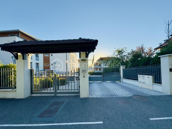 ANNECY-LE-VIEUX – PETIT PORT – GARAGE EN SOUS-SOL SÉCURISÉ

À vendre, garage fermé de 14,44 m², idéalement situé rue de Verdun à Annecy-le-Vieux (74940), au sein de la Villa Eugenia, résidence récente de standing Franco-Suisse.
Un emplacement particulièrement recherché, dans le secteur du Petit Port et à quelques mètres du lac d’Annecy.
Situé en sous-sol sécurisé de la résidence, ce garage bénéficie de belles dimensions : 2,75 m de largeur × 5,25 m de longueur, ainsi que d'une hauteur sous plafond exceptionnelle d'environ 3,50 m.
Cette hauteur offre un véritable potentiel supplémentaire avec la possibilité de créer une mezzanine de rangement, tout en conservant l'espace de stationnement au sol.
Le garage dispose également de l'électricité, d'un éclairage et d'une prise électrique.
Un bien rare sur ce secteur, intéressant aussi bien pour stationner un véhicule que pour bénéficier d'un important espace de rangement à proximité immédiate du lac et du Petit Port.
Garage libre de suite.
📍 Annecy-le-Vieux – Petit Port – Rue de Verdun
📐 14,44 m² – 2,75 m × 5,25 m
↕️ Hauteur : env. 3,50 m
💡 Électricité + prise électrique
🔐 Sous-sol sécurisé – résidence récente de standing
🔑 Libre immédiatement