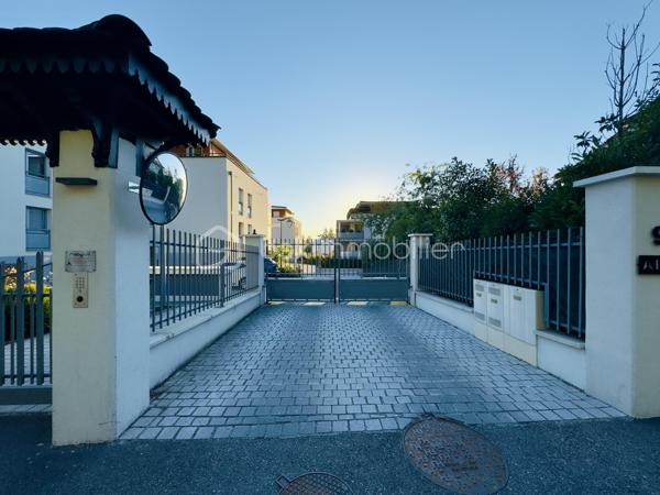 ANNECY-LE-VIEUX – PETIT PORT – GARAGE EN SOUS-SOL SÉCURISÉ

À vendre, garage fermé de 14,44 m², idéalement situé rue de Verdun à Annecy-le-Vieux (74940), au sein de la Villa Eugenia, résidence récente de standing Franco-Suisse.
Un emplacement particulièrement recherché, dans le secteur du Petit Port et à quelques mètres du lac d’Annecy.
Situé en sous-sol sécurisé de la résidence, ce garage bénéficie de belles dimensions : 2,75 m de largeur × 5,25 m de longueur, ainsi que d'une hauteur sous plafond exceptionnelle d'environ 3,50 m.
Cette hauteur offre un véritable potentiel supplémentaire avec la possibilité de créer une mezzanine de rangement, tout en conservant l'espace de stationnement au sol.
Le garage dispose également de l'électricité, d'un éclairage et d'une prise électrique.
Un bien rare sur ce secteur, intéressant aussi bien pour stationner un véhicule que pour bénéficier d'un important espace de rangement à proximité immédiate du lac et du Petit Port.
Garage libre de suite.
📍 Annecy-le-Vieux – Petit Port – Rue de Verdun
📐 14,44 m² – 2,75 m × 5,25 m
↕️ Hauteur : env. 3,50 m
💡 Électricité + prise électrique
🔐 Sous-sol sécurisé – résidence récente de standing
🔑 Libre immédiatement