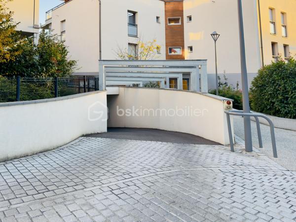 ANNECY-LE-VIEUX – PETIT PORT – GARAGE EN SOUS-SOL SÉCURISÉ

À vendre, garage fermé de 14,44 m², idéalement situé rue de Verdun à Annecy-le-Vieux (74940), au sein de la Villa Eugenia, résidence récente de standing Franco-Suisse.
Un emplacement particulièrement recherché, dans le secteur du Petit Port et à quelques mètres du lac d’Annecy.
Situé en sous-sol sécurisé de la résidence, ce garage bénéficie de belles dimensions : 2,75 m de largeur × 5,25 m de longueur, ainsi que d'une hauteur sous plafond exceptionnelle d'environ 3,50 m.
Cette hauteur offre un véritable potentiel supplémentaire avec la possibilité de créer une mezzanine de rangement, tout en conservant l'espace de stationnement au sol.
Le garage dispose également de l'électricité, d'un éclairage et d'une prise électrique.
Un bien rare sur ce secteur, intéressant aussi bien pour stationner un véhicule que pour bénéficier d'un important espace de rangement à proximité immédiate du lac et du Petit Port.
Garage libre de suite.
📍 Annecy-le-Vieux – Petit Port – Rue de Verdun
📐 14,44 m² – 2,75 m × 5,25 m
↕️ Hauteur : env. 3,50 m
💡 Électricité + prise électrique
🔐 Sous-sol sécurisé – résidence récente de standing
🔑 Libre immédiatement