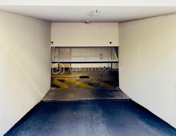 ANNECY-LE-VIEUX – PETIT PORT – GARAGE EN SOUS-SOL SÉCURISÉ

À vendre, garage fermé de 14,44 m², idéalement situé rue de Verdun à Annecy-le-Vieux (74940), au sein de la Villa Eugenia, résidence récente de standing Franco-Suisse.
Un emplacement particulièrement recherché, dans le secteur du Petit Port et à quelques mètres du lac d’Annecy.
Situé en sous-sol sécurisé de la résidence, ce garage bénéficie de belles dimensions : 2,75 m de largeur × 5,25 m de longueur, ainsi que d'une hauteur sous plafond exceptionnelle d'environ 3,50 m.
Cette hauteur offre un véritable potentiel supplémentaire avec la possibilité de créer une mezzanine de rangement, tout en conservant l'espace de stationnement au sol.
Le garage dispose également de l'électricité, d'un éclairage et d'une prise électrique.
Un bien rare sur ce secteur, intéressant aussi bien pour stationner un véhicule que pour bénéficier d'un important espace de rangement à proximité immédiate du lac et du Petit Port.
Garage libre de suite.
📍 Annecy-le-Vieux – Petit Port – Rue de Verdun
📐 14,44 m² – 2,75 m × 5,25 m
↕️ Hauteur : env. 3,50 m
💡 Électricité + prise électrique
🔐 Sous-sol sécurisé – résidence récente de standing
🔑 Libre immédiatement