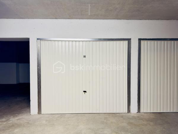 ANNECY-LE-VIEUX – PETIT PORT – GARAGE EN SOUS-SOL SÉCURISÉ

À vendre, garage fermé de 14,44 m², idéalement situé rue de Verdun à Annecy-le-Vieux (74940), au sein de la Villa Eugenia, résidence récente de standing Franco-Suisse.
Un emplacement particulièrement recherché, dans le secteur du Petit Port et à quelques mètres du lac d’Annecy.
Situé en sous-sol sécurisé de la résidence, ce garage bénéficie de belles dimensions : 2,75 m de largeur × 5,25 m de longueur, ainsi que d'une hauteur sous plafond exceptionnelle d'environ 3,50 m.
Cette hauteur offre un véritable potentiel supplémentaire avec la possibilité de créer une mezzanine de rangement, tout en conservant l'espace de stationnement au sol.
Le garage dispose également de l'électricité, d'un éclairage et d'une prise électrique.
Un bien rare sur ce secteur, intéressant aussi bien pour stationner un véhicule que pour bénéficier d'un important espace de rangement à proximité immédiate du lac et du Petit Port.
Garage libre de suite.
📍 Annecy-le-Vieux – Petit Port – Rue de Verdun
📐 14,44 m² – 2,75 m × 5,25 m
↕️ Hauteur : env. 3,50 m
💡 Électricité + prise électrique
🔐 Sous-sol sécurisé – résidence récente de standing
🔑 Libre immédiatement
