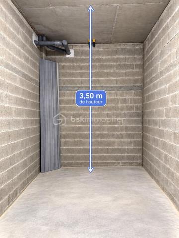 ANNECY-LE-VIEUX – PETIT PORT – GARAGE EN SOUS-SOL SÉCURISÉ

À vendre, garage fermé de 14,44 m², idéalement situé rue de Verdun à Annecy-le-Vieux (74940), au sein de la Villa Eugenia, résidence récente de standing Franco-Suisse.
Un emplacement particulièrement recherché, dans le secteur du Petit Port et à quelques mètres du lac d’Annecy.
Situé en sous-sol sécurisé de la résidence, ce garage bénéficie de belles dimensions : 2,75 m de largeur × 5,25 m de longueur, ainsi que d'une hauteur sous plafond exceptionnelle d'environ 3,50 m.
Cette hauteur offre un véritable potentiel supplémentaire avec la possibilité de créer une mezzanine de rangement, tout en conservant l'espace de stationnement au sol.
Le garage dispose également de l'électricité, d'un éclairage et d'une prise électrique.
Un bien rare sur ce secteur, intéressant aussi bien pour stationner un véhicule que pour bénéficier d'un important espace de rangement à proximité immédiate du lac et du Petit Port.
Garage libre de suite.
📍 Annecy-le-Vieux – Petit Port – Rue de Verdun
📐 14,44 m² – 2,75 m × 5,25 m
↕️ Hauteur : env. 3,50 m
💡 Électricité + prise électrique
🔐 Sous-sol sécurisé – résidence récente de standing
🔑 Libre immédiatement