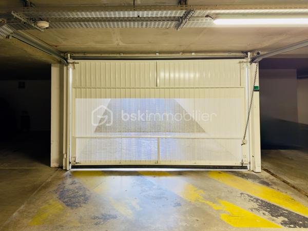 ANNECY-LE-VIEUX – PETIT PORT – GARAGE EN SOUS-SOL SÉCURISÉ

À vendre, garage fermé de 14,44 m², idéalement situé rue de Verdun à Annecy-le-Vieux (74940), au sein de la Villa Eugenia, résidence récente de standing Franco-Suisse.
Un emplacement particulièrement recherché, dans le secteur du Petit Port et à quelques mètres du lac d’Annecy.
Situé en sous-sol sécurisé de la résidence, ce garage bénéficie de belles dimensions : 2,75 m de largeur × 5,25 m de longueur, ainsi que d'une hauteur sous plafond exceptionnelle d'environ 3,50 m.
Cette hauteur offre un véritable potentiel supplémentaire avec la possibilité de créer une mezzanine de rangement, tout en conservant l'espace de stationnement au sol.
Le garage dispose également de l'électricité, d'un éclairage et d'une prise électrique.
Un bien rare sur ce secteur, intéressant aussi bien pour stationner un véhicule que pour bénéficier d'un important espace de rangement à proximité immédiate du lac et du Petit Port.
Garage libre de suite.
📍 Annecy-le-Vieux – Petit Port – Rue de Verdun
📐 14,44 m² – 2,75 m × 5,25 m
↕️ Hauteur : env. 3,50 m
💡 Électricité + prise électrique
🔐 Sous-sol sécurisé – résidence récente de standing
🔑 Libre immédiatement