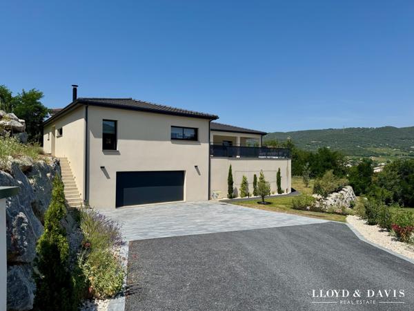 Villa contemporaine d’architecte avec piscine suspendue et appartement indépendant