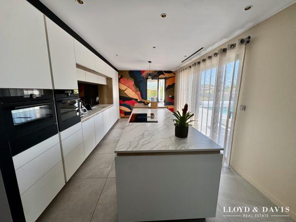Villa contemporaine d’architecte avec piscine suspendue et appartement indépendant