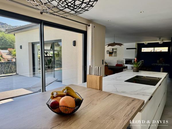 Villa contemporaine d’architecte avec piscine suspendue et appartement indépendant