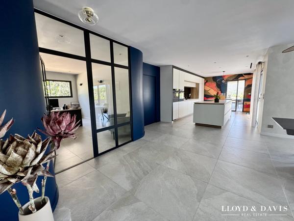 Villa contemporaine d’architecte avec piscine suspendue et appartement indépendant