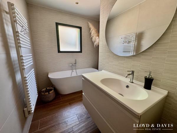 Villa contemporaine d’architecte avec piscine suspendue et appartement indépendant