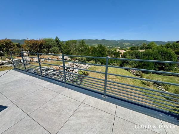 Villa contemporaine d’architecte avec piscine suspendue et appartement indépendant