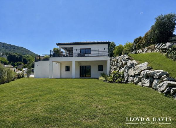 Villa contemporaine d’architecte avec piscine suspendue et appartement indépendant