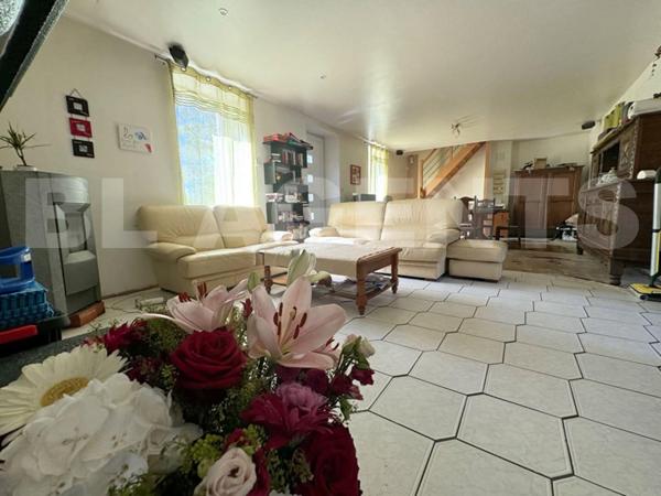 A vendre grande maison avec 6 chambres, idéale pour une résidence principale ou un projet locatif.