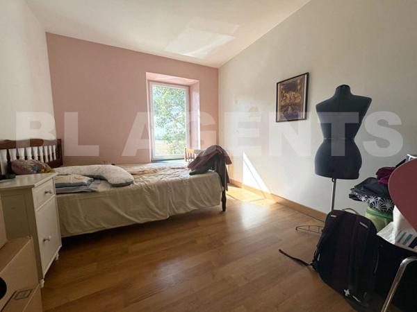 A vendre grande maison avec 6 chambres, idéale pour une résidence principale ou un projet locatif.