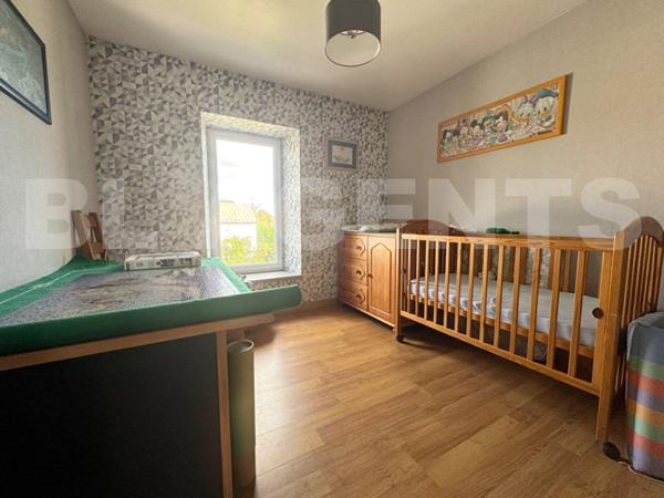 A vendre grande maison avec 6 chambres, idéale pour une résidence principale ou un projet locatif.