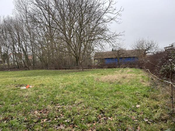 A VENDRE - Terrain constructible 621m² – Libre de constructeur