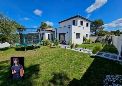 Maison contemporaine à la vue fantastique