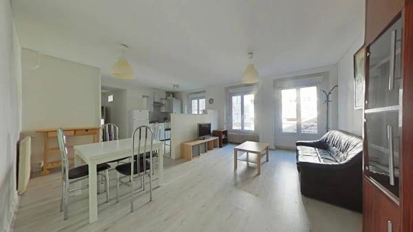 F2 SUR COUR EN HYPER CENTRE