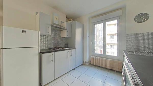 F2 SUR COUR EN HYPER CENTRE