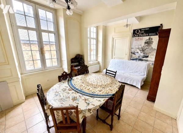 APPARTEMENT T3 + GRENIER AMENAGEABLE 

Au coeur d'Intra-Muros, à quelques pas des remparts, d...