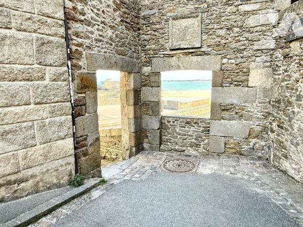 APPARTEMENT T3 + GRENIER AMENAGEABLE 

Au coeur d'Intra-Muros, à quelques pas des remparts, d...
