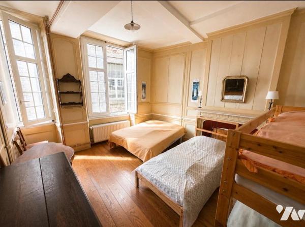 APPARTEMENT T3 + GRENIER AMENAGEABLE 

Au coeur d'Intra-Muros, à quelques pas des remparts, d...