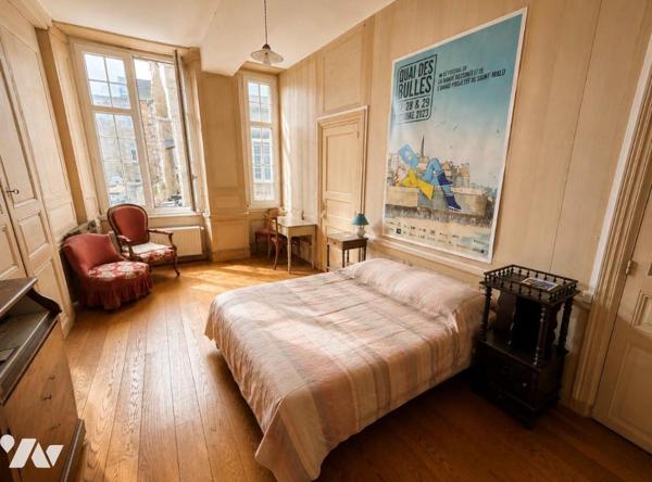 APPARTEMENT T3 + GRENIER AMENAGEABLE 

Au coeur d'Intra-Muros, à quelques pas des remparts, d...