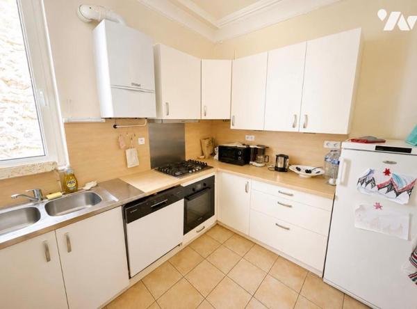APPARTEMENT T3 + GRENIER AMENAGEABLE 

Au coeur d'Intra-Muros, à quelques pas des remparts, d...