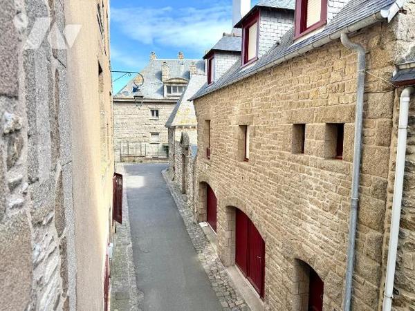 APPARTEMENT T3 + GRENIER AMENAGEABLE 

Au coeur d'Intra-Muros, à quelques pas des remparts, d...