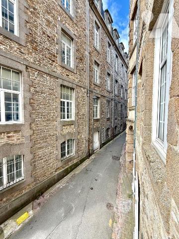 APPARTEMENT T3 + GRENIER AMENAGEABLE 

Au coeur d'Intra-Muros, à quelques pas des remparts, d...