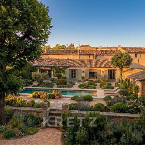 Maison historique à rénover en plein coeur du village