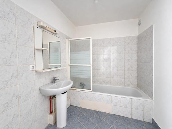 Appartement  T4 à rénover, 85 m², terrasse couverte et garage GRASSE (06)