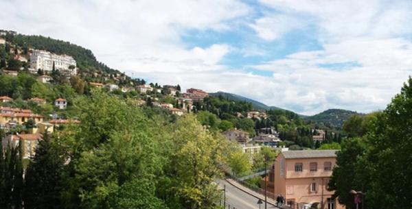 Appartement  T4 à rénover, 85 m², terrasse couverte et garage GRASSE (06)