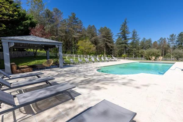 Propriété exceptionnelle comprenant cinq résidences, une piscine chauffée, un court de tennis et 23 hectares principalement de forêt verdoyante