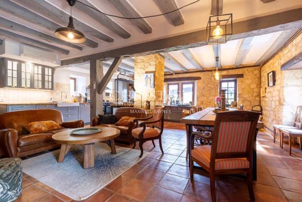 Propriété exceptionnelle comprenant cinq résidences, une piscine chauffée, un court de tennis et 23 hectares principalement de forêt verdoyante