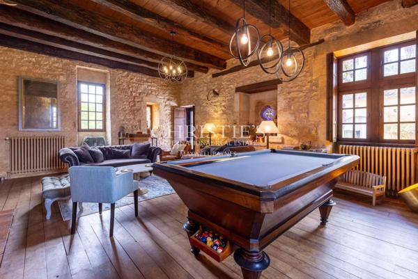 Propriété exceptionnelle comprenant cinq résidences, une piscine chauffée, un court de tennis et 23 hectares principalement de forêt verdoyante