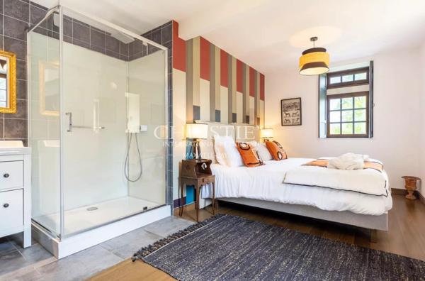 Propriété exceptionnelle comprenant cinq résidences, une piscine chauffée, un court de tennis et 23 hectares principalement de forêt verdoyante