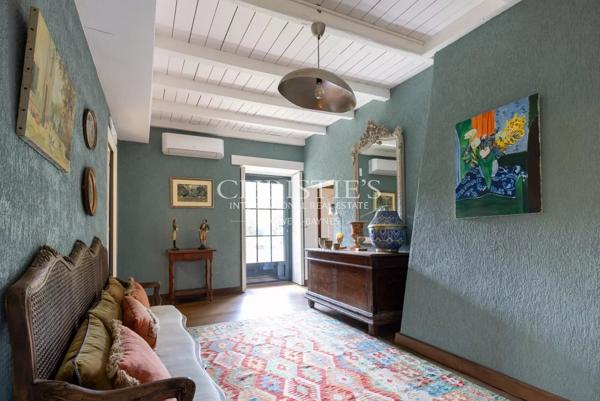 Propriété exceptionnelle comprenant cinq résidences, une piscine chauffée, un court de tennis et 23 hectares principalement de forêt verdoyante