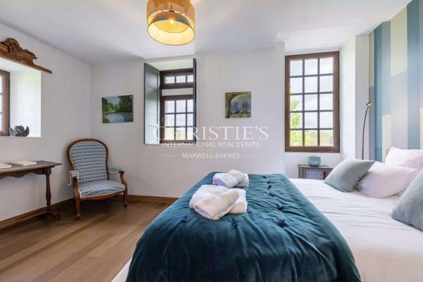 Propriété exceptionnelle comprenant cinq résidences, une piscine chauffée, un court de tennis et 23 hectares principalement de forêt verdoyante