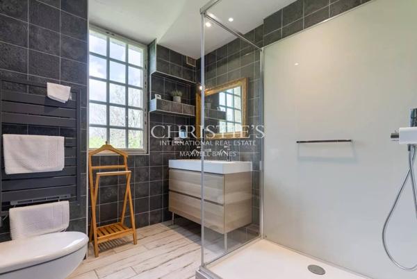 Propriété exceptionnelle comprenant cinq résidences, une piscine chauffée, un court de tennis et 23 hectares principalement de forêt verdoyante