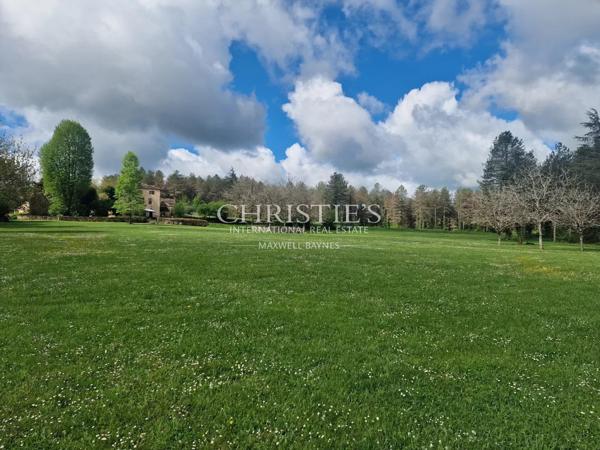 Propriété exceptionnelle comprenant cinq résidences, une piscine chauffée, un court de tennis et 23 hectares principalement de forêt verdoyante